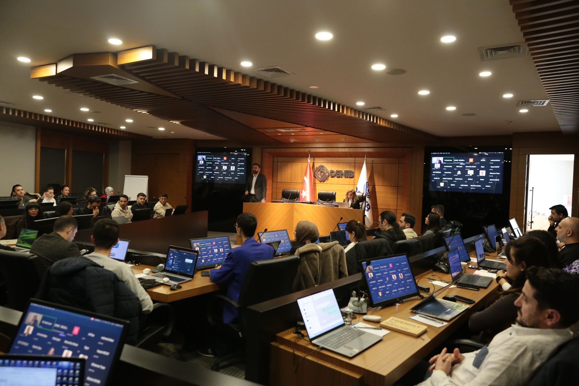 İhracat Pazarlamada Müşteri Bulma Yöntemleri Eğitim Programı DENİB'de düzenlendi.