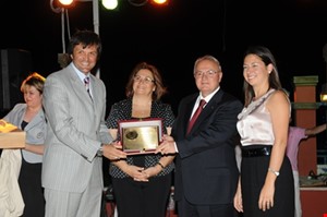 Düzenlenen Veda Yemeğinde Vali Yavuz Erkmen'e Plaket Takdim Edildi